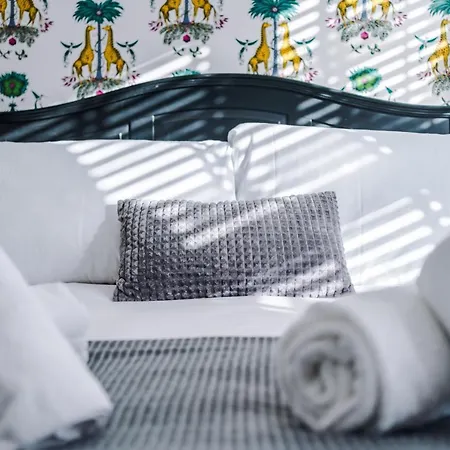 4 Bedroom Townhouse In - By Hilltop Serviced * マンチェスター