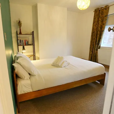 Pass The Keys King Bed House Next To Heaton Park Wm Discounts Manchester