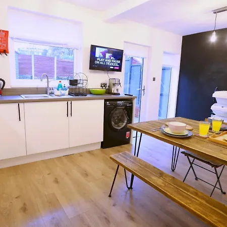 Pass The Keys King Bed House Next To Heaton Park Wm Discounts Manchester