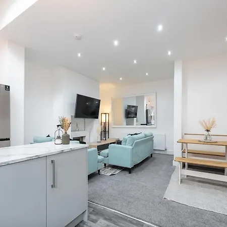 アパート Stunning 4bd House With Patio In Fallowfield *