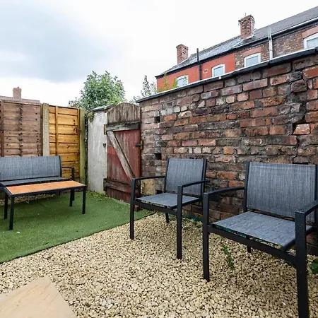 アパート Stunning 4bd House With Patio In Fallowfield