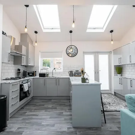 Stunning 4bd House With Patio In Fallowfield
