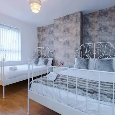 Spacious 4-bed House マンチェスター