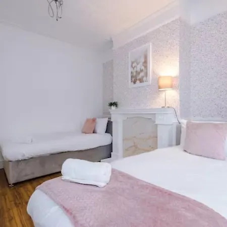 Spacious 4-bed House