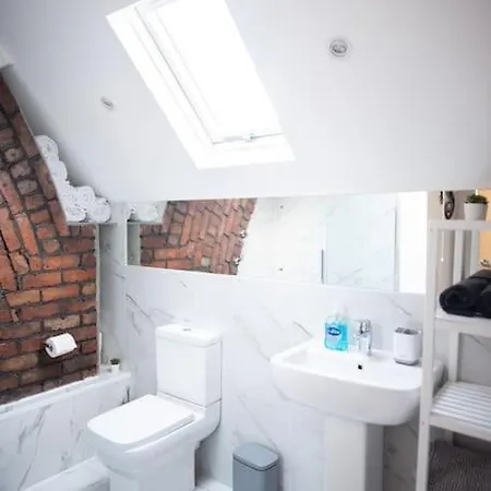 8 Bed, Comfortably Sleeps 10, 3 Bath House, 5 Mins Centre