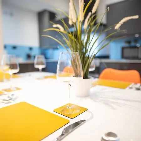 8 Bed, Comfortably Sleeps 10, 3 Bath House, 5 Mins Centre *