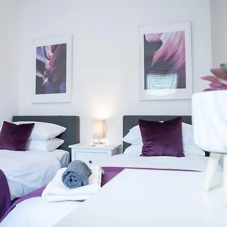 8 Bed, Comfortably Sleeps 10, 3 Bath House, 5 Mins Centre * Μάντσεστερ