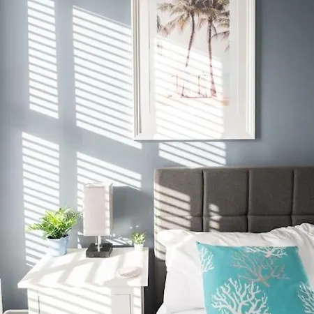 Σπίτι διακοπών 8 Bed, Comfortably Sleeps 10, 3 Bath House, 5 Mins Centre *