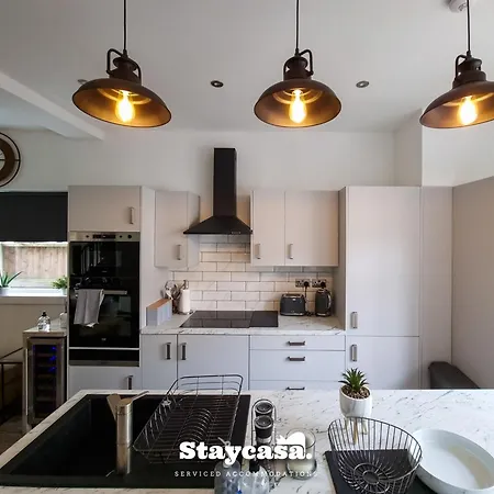 Spacious 6-bed With Large Patio And Free Parking Σπίτι διακοπών