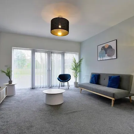 Free Parking - Spacious 2-br Close To Salford Royal * Manchester