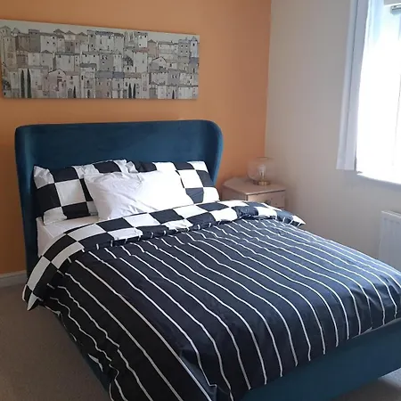 Tropical Sun Homes - Beautiful Spacious 3 Bed In A Serene Environment With Free Parking For 2 Cars 펜션