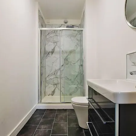 Free Parking - Charming 2-br Flat Near Salford Royal *