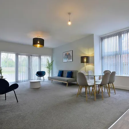 Free Parking - Spacious 2-br Close To Salford Royal * Manchester