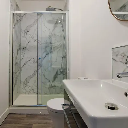 Free Parking - Beautiful 2-br Flat In *