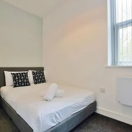 Free Parking - Charming 2-br Flat Near Salford Royal アパート