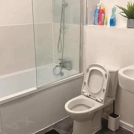 Apartment Luxury Two Bedroom Flat Opposite Coop Live N Etihad Stadium With Free Secure Parking, Netflix And Sky Tv *