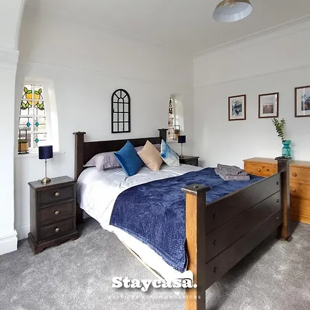 Spacious 6-bed With Large Patio And Free Parking