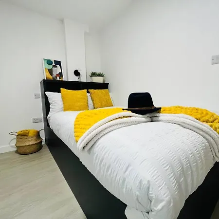 Stretford Charm: Bright Airy Studio Apartment Manchester