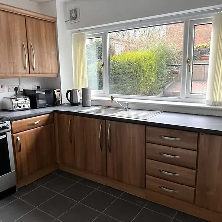 펜션 Cosy & Quiet House Close To Etihad And Centre *