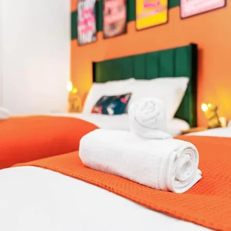 1 Night Stays - Stylish 4 Bed House W/garden ✘ Sleeps 9 - Salford ☆ Free Parking → Smart Tvs In Every Bedroom ☆ Free Netflix ✪ 6 Min To Centre, Close To Trafford Centre, Etihad Stadium, Arena, Clubs & More! Manchester