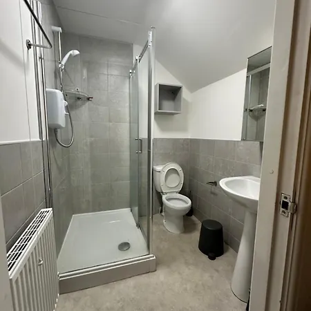 Modern Private Bathroom Minutes From Centre And Quays