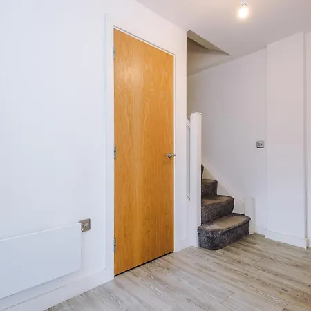 Modern 2 Bed With Balcony By Host A * Manchester