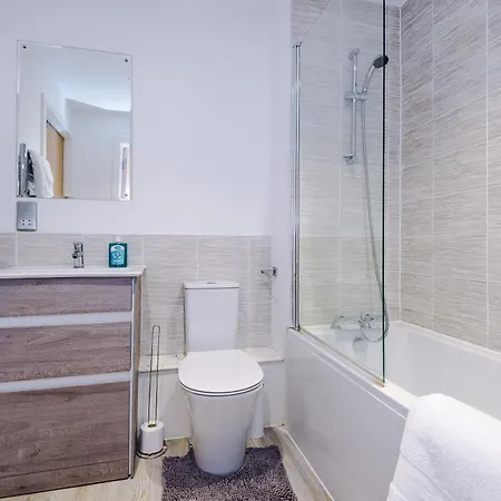 Modern 2 Bed With Balcony By Host A Manchester