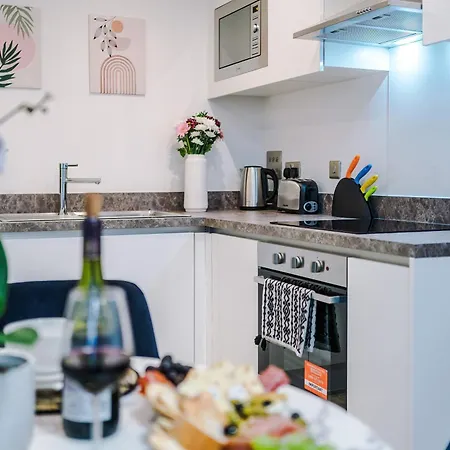 Craven Suite: Modern 1 Bed W/roof Terrace