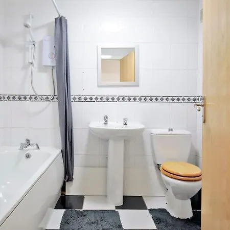 Apartment View - Free Parking - Sleeps 6 - Near Centre - By Nmb