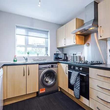 Stylish 4bed Home, Sleeps 7, Free Parking, Wi-fi, Balcony, Smart Tvs, Great Transport Links, Long Term Disc Lejlighed *
