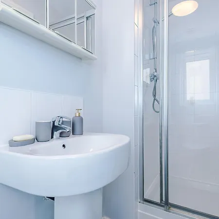 Stylish 4bed Home, Sleeps 7, Free Parking, Wi-fi, Balcony, Smart Tvs, Great Transport Links, Long Term Disc Lejlighed *