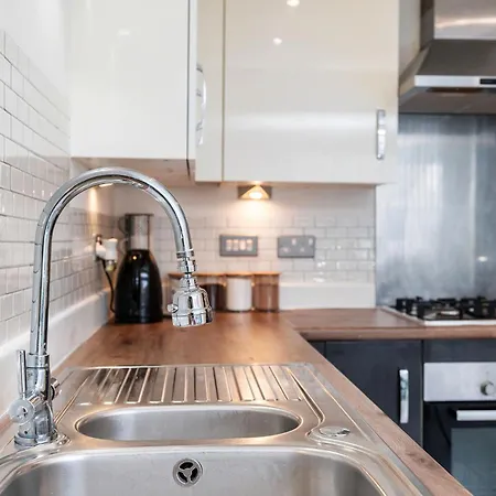 6 Guests - 3 Bedrooms - Free Wi-fi - *