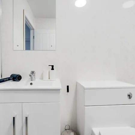 Dazzling & Modern 4bd - Coop Live - Etihad - Parking Holiday home