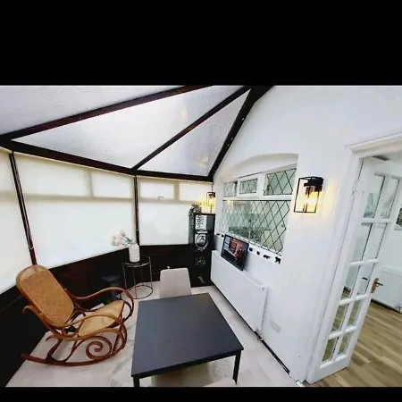 Cozy 3 Bedroom Close To Town Mánchester