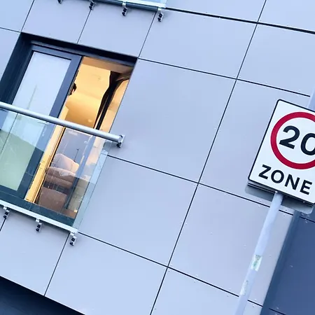 Luxury 2 Bedroom In Centre - Free Parking *