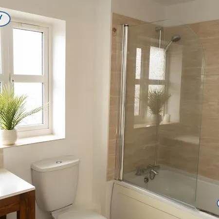 Lovely 3 Bed For Contractors, Families, Groups - Gated Parking Манчестер