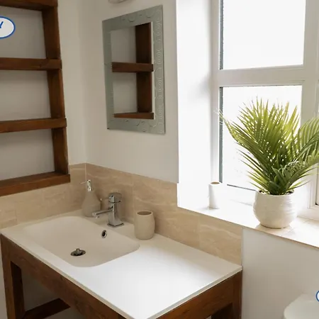 Дом отдыха Lovely 3 Bed For Contractors, Families, Groups - Gated Parking