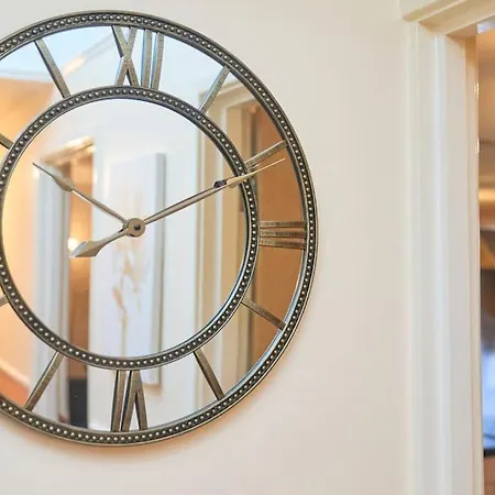 Bespoke Salford Quays - Garden, Wifi And Parking Holiday home *