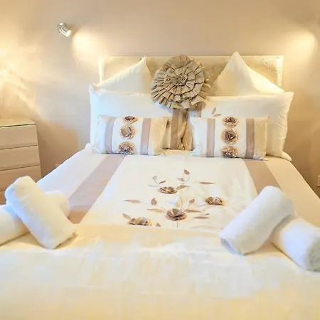 Bespoke Salford Quays - Garden, Wifi And Parking Holiday home *