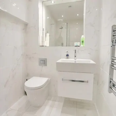 3 Bed Flat 8 Min Walk To Centre - Pass The Keys Appartamento *