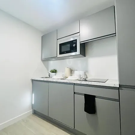 Stretford Charm: Bright Airy Studio Apartment Manchester