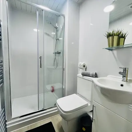 Stretford Charm: Bright Airy Studio *