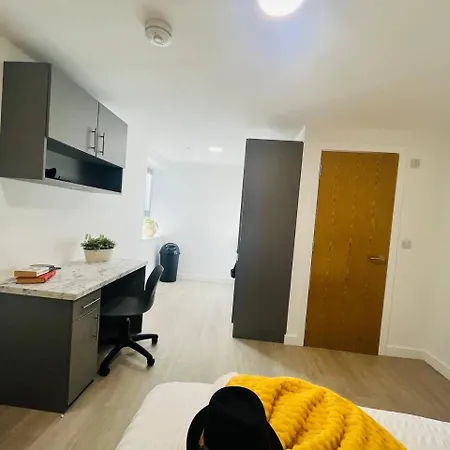 Stretford Charm: Bright Airy Studio Apartment Manchester