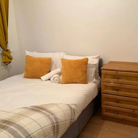 펜션 Cosy & Quiet House Close To Etihad And Centre *