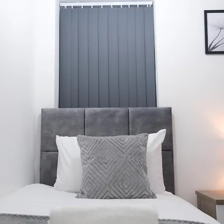 בית נופש Etihcity - 3 Bedroom Semi - Free Parking Near Etihad Stadium, Tourist Attractions, Centre, Transport And Motorway Links Next To Mcdonald's - Sky N Netflix