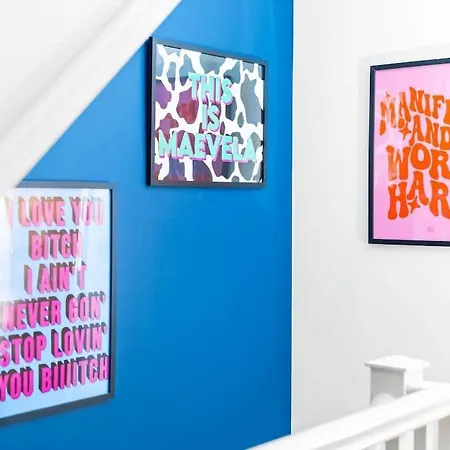 Ferienhaus 1 Night Stays - Stylish 4 Bed House W/garden ✘ Sleeps 9 - Salford ☆ Free Parking → Smart Tvs In Every Bedroom ☆ Free Netflix ✪ 6 Min To Centre, Close To Trafford Centre, Etihad Stadium, Arena, Clubs & More! Manchester