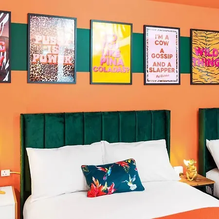 1 Night Stays - Stylish 4 Bed House W/garden ✘ Sleeps 9 - Salford ☆ Free Parking → Smart Tvs In Every Bedroom ☆ Free Netflix ✪ 6 Min To Centre, Close To Trafford Centre, Etihad Stadium, Arena, Clubs & More! Manchester
