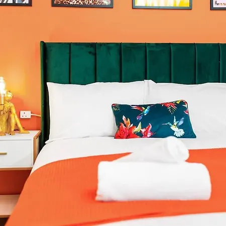 Ferienhaus 1 Night Stays - Stylish 4 Bed House W/garden ✘ Sleeps 9 - Salford ☆ Free Parking → Smart Tvs In Every Bedroom ☆ Free Netflix ✪ 6 Min To Centre, Close To Trafford Centre, Etihad Stadium, Arena, Clubs & More!
