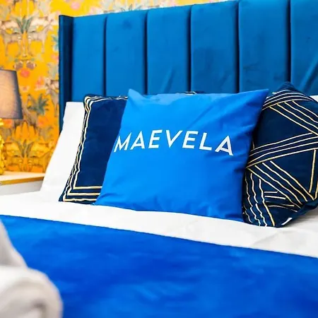 1 Night Stays - Stylish 4 Bed House W/garden ✘ Sleeps 9 - Salford ☆ Free Parking → Smart Tvs In Every Bedroom ☆ Free Netflix ✪ 6 Min To Centre, Close To Trafford Centre, Etihad Stadium, Arena, Clubs & More!