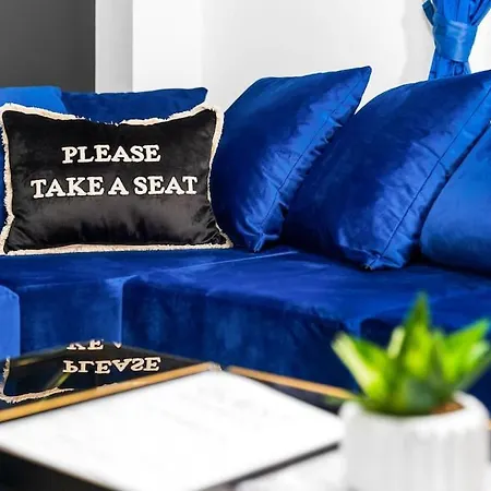 Ferienhaus 1 Night Stays - Stylish 4 Bed House W/garden ✘ Sleeps 9 - Salford ☆ Free Parking → Smart Tvs In Every Bedroom ☆ Free Netflix ✪ 6 Min To Centre, Close To Trafford Centre, Etihad Stadium, Arena, Clubs & More! *